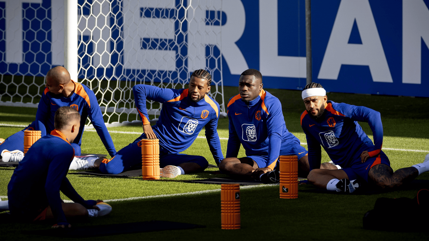 Brian Brobbey, Georginio Wijnaldum en Memphis Depay op de training van het Nederlands elftal.