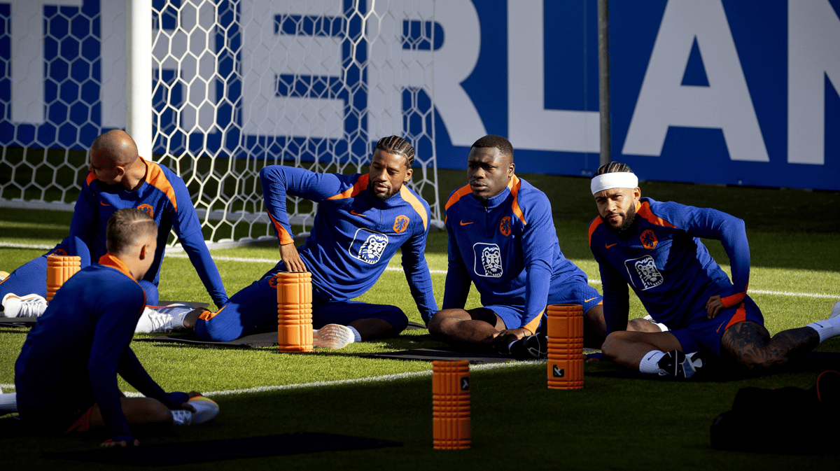 Brian Brobbey, Georginio Wijnaldum en Memphis Depay op de training van het Nederlands elftal.