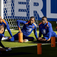 Brian Brobbey, Georginio Wijnaldum en Memphis Depay op de training van het Nederlands elftal.