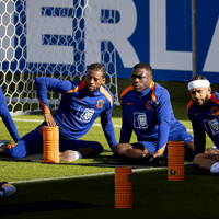 Brian Brobbey, Georginio Wijnaldum en Memphis Depay op de training van het Nederlands elftal.