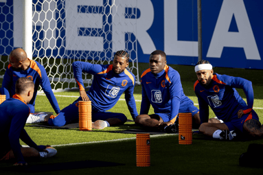 Brian Brobbey, Georginio Wijnaldum en Memphis Depay op de training van het Nederlands elftal.