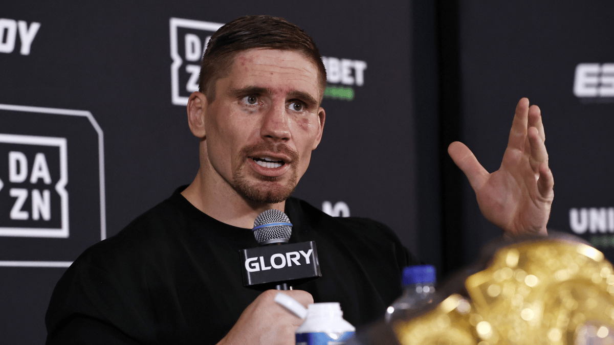 Rico Verhoeven voor de microfoon van Glory