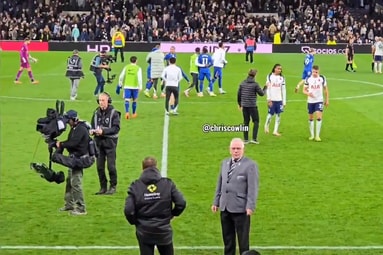 Micky van de Ven negeert trainer Thomas Frank 