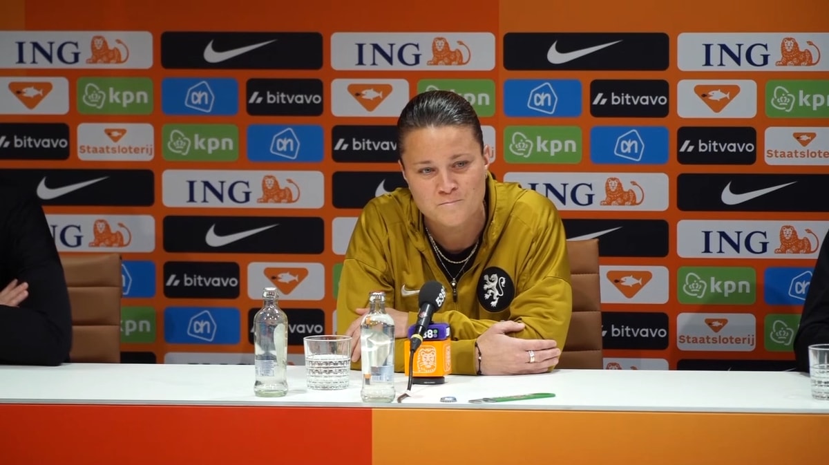 Sherida Spitse tijdens de persconferentie van de Oranje Leeuwinnen