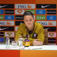 Sherida Spitse tijdens de persconferentie van de Oranje Leeuwinnen