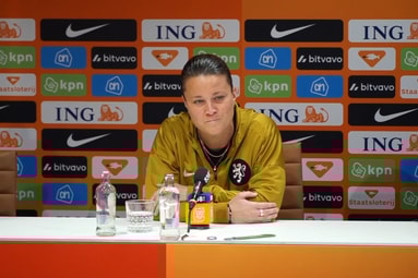 Sherida Spitse tijdens de persconferentie van de Oranje Leeuwinnen