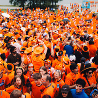 Oranje fans feesten erop los in Dallas voor Nederland - Japan