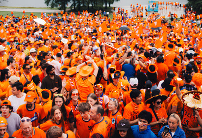 Oranje fans feesten erop los in Dallas voor Nederland - Japan