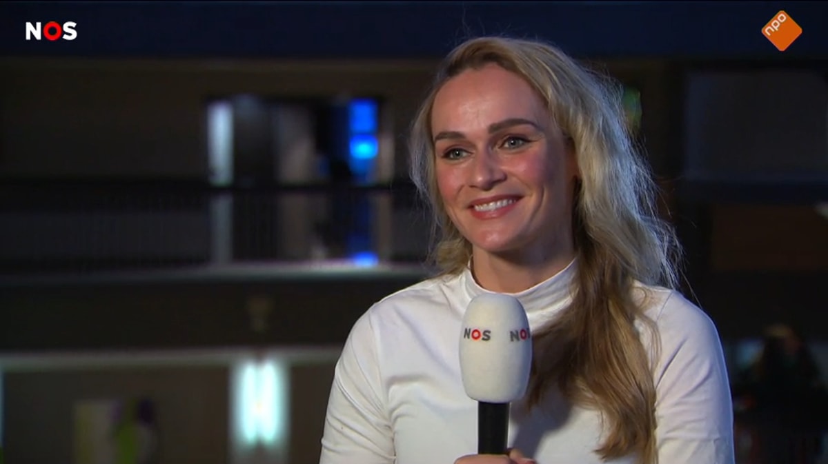Irene Schouten voor de camera van de NOS