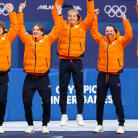 De Nederlandse shorttrackers vieren hun gouden medaille
