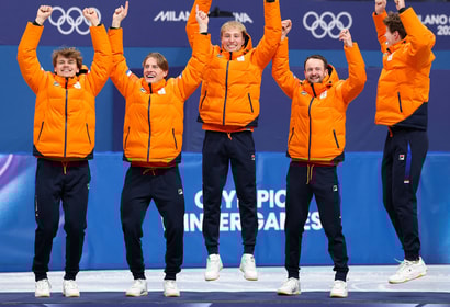 De Nederlandse shorttrackers vieren hun gouden medaille