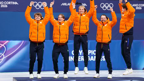 De Nederlandse shorttrackers vieren hun gouden medaille