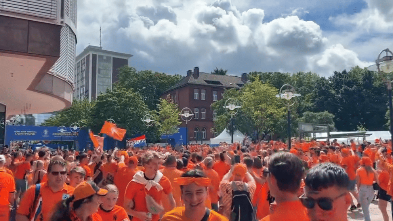 Eerste golven van 'Oranjezee' in Dortmund