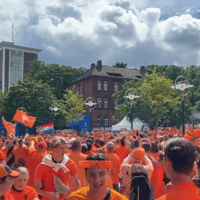 Eerste golven van 'Oranjezee' in Dortmund