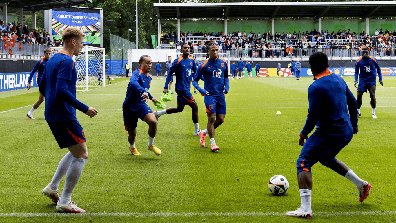 Het Nederlands elftal op een training in Wolfsburg