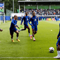Het Nederlands elftal op een training in Wolfsburg