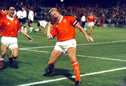 Nederland versloeg Engeland op 13 oktober 1993 met 2-0. Ronald Koeman ontsnapte aan rood en scoorde even later zelf uit een vrije trap.