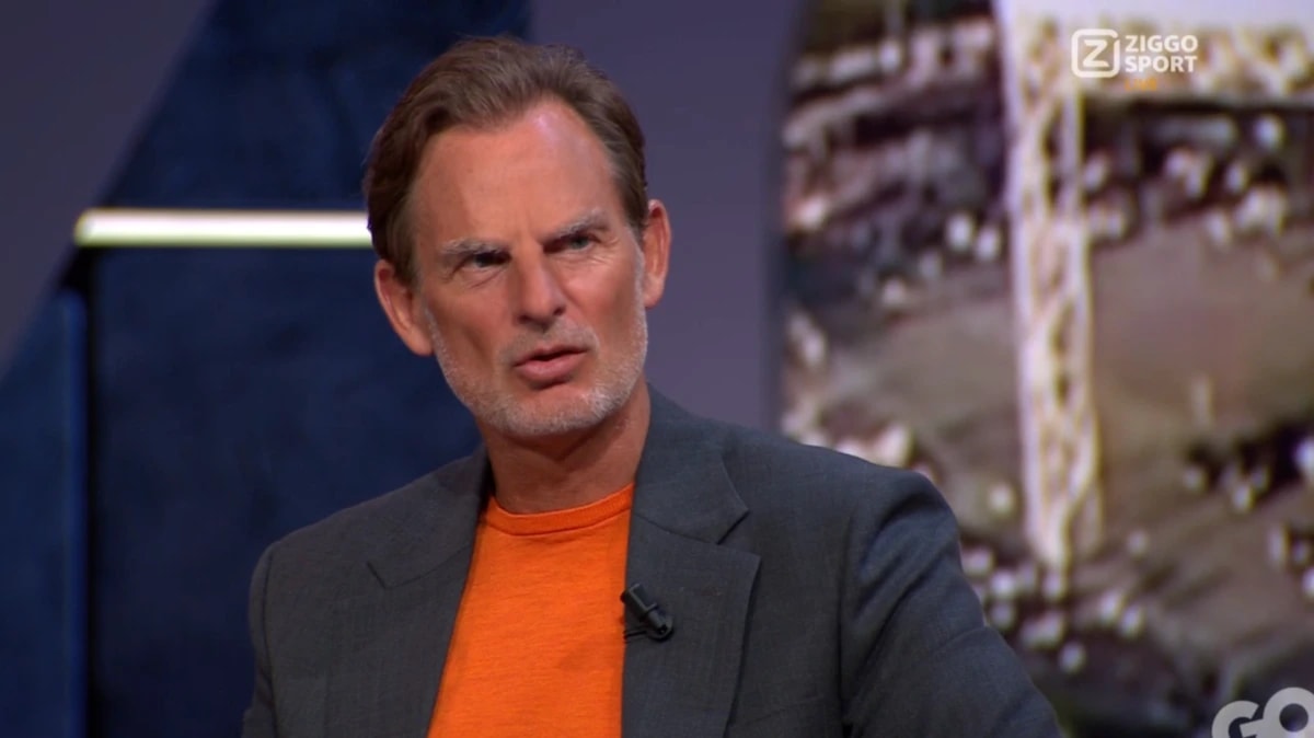 Ronald de Boer in de studio van Ziggo Sport