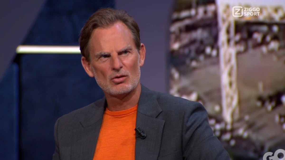 Ronald de Boer in de studio van Ziggo Sport