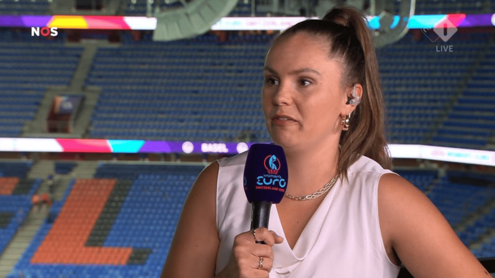 Lieke Martens als analist bij de NOS