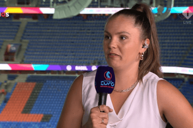 Lieke Martens als analist bij de NOS