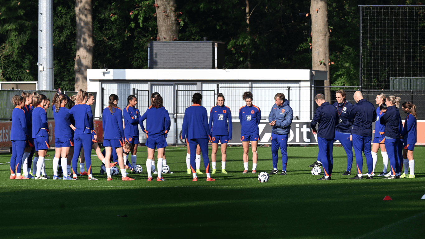 De Oranje Leeuwinnen tijdens de training in Zeist