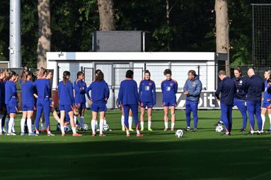 De Oranje Leeuwinnen tijdens de training in Zeist
