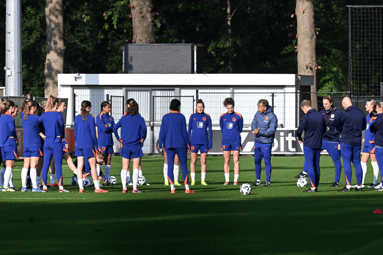 De Oranje Leeuwinnen tijdens de training in Zeist