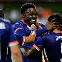 Noah Ohio viert een doelpunt met Ian Maatsen