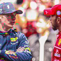 Max Verstappen in gesprek met Lewis Hamilton