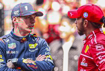 Max Verstappen in gesprek met Lewis Hamilton