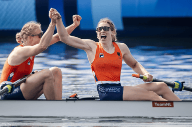 Nederland schrijft geschiedenis op WK Roeien: vrouwenacht en mannenacht winnen goud