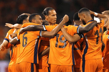 Het Nederlands elftal viert een doelpunt