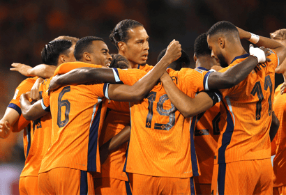 Het Nederlands elftal viert een doelpunt