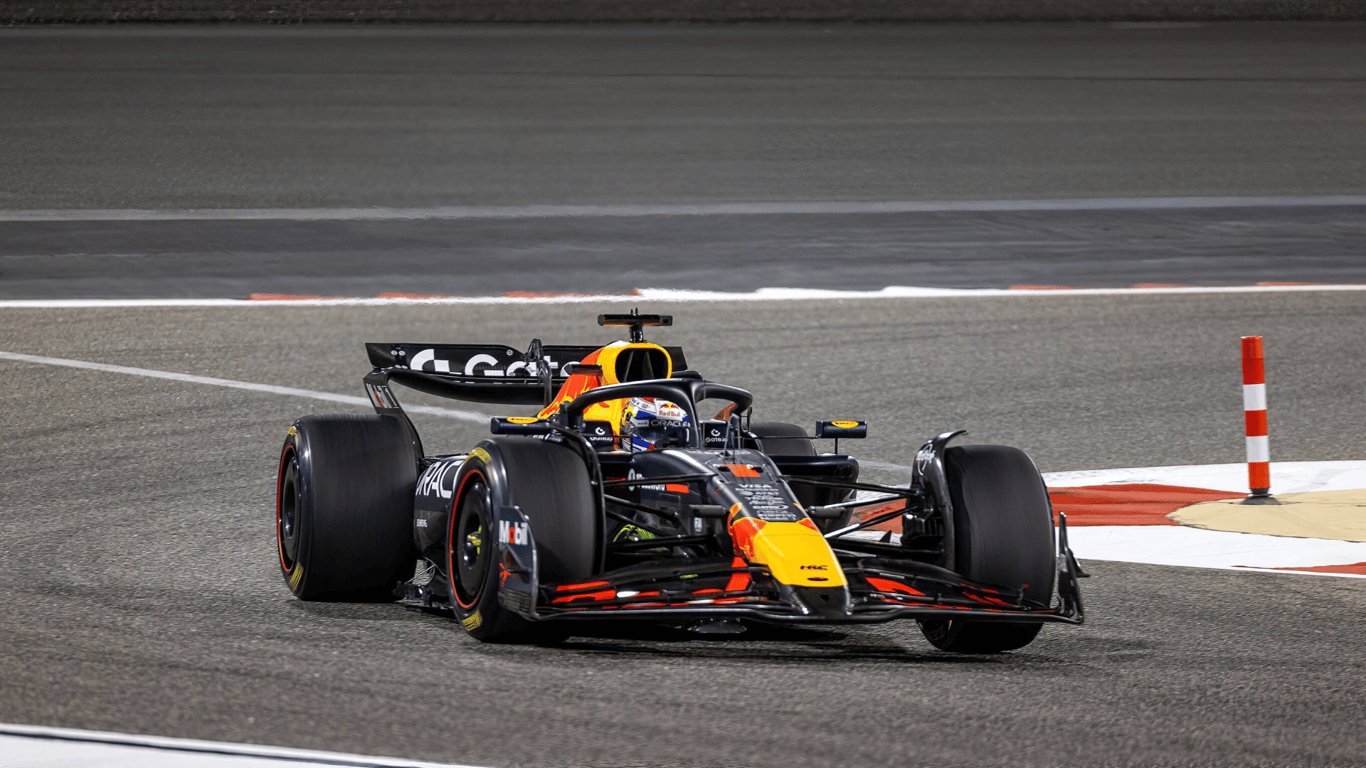 Red Bull Racing wilde in een roze auto rijden tijdens de GP van Japan